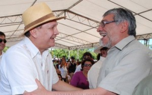 Mario Ferreiro saluda a Fernando Lugo Foto: Ultimahora.com